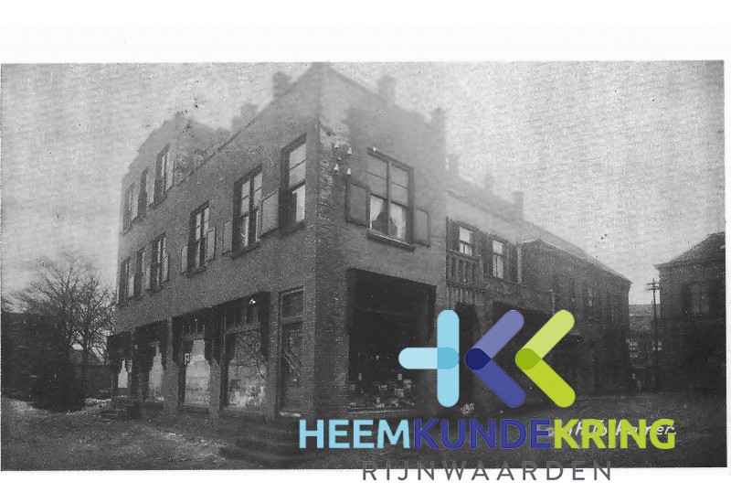 Foto 1929 Links de groentewinkel van Toon de Vries uit Aerdt Rechts firma Lindeboom 1925 werd familie Wekenborg filiaalhouder van de kruidenierszaak